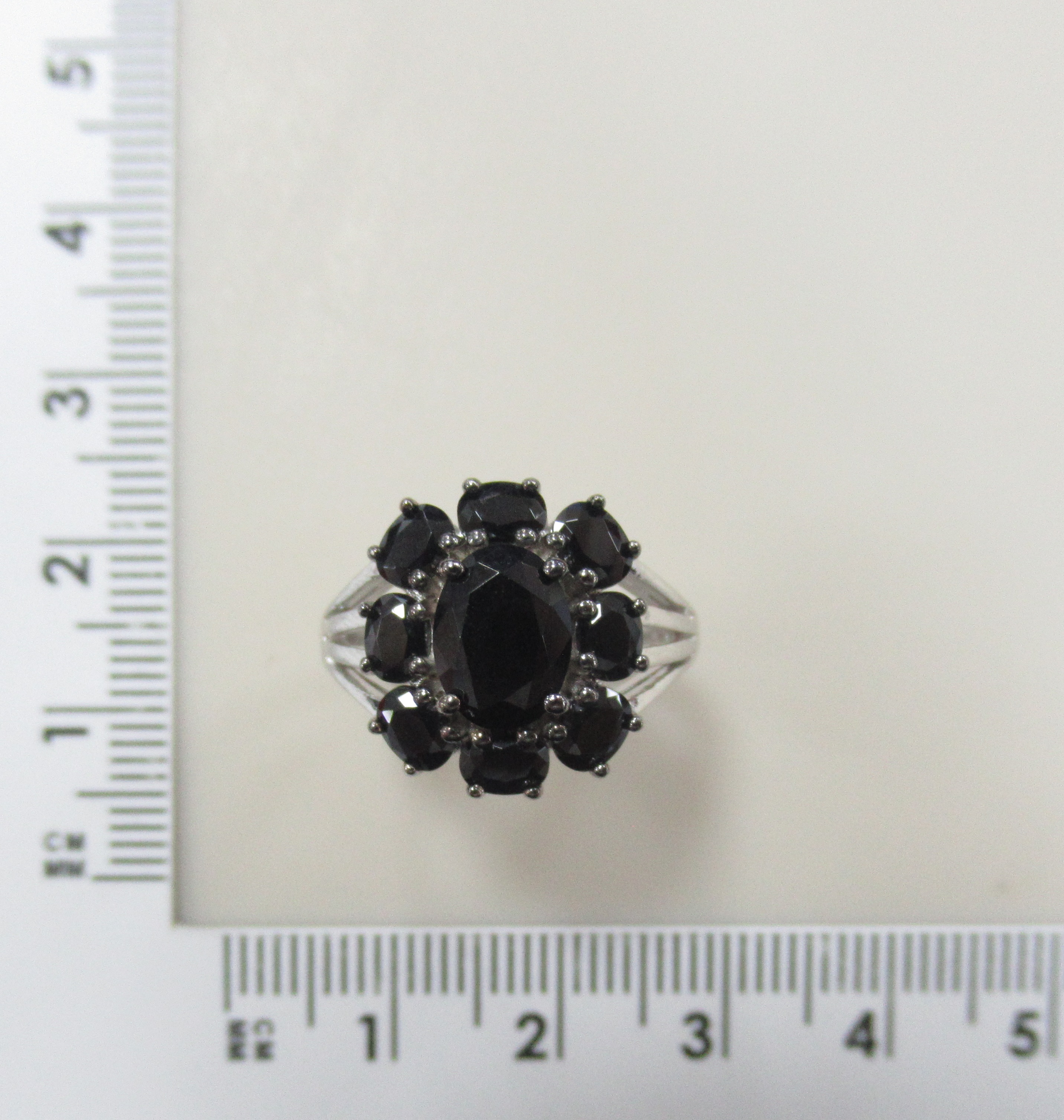 Серебряное кольцо со шпинелью "Цветок"